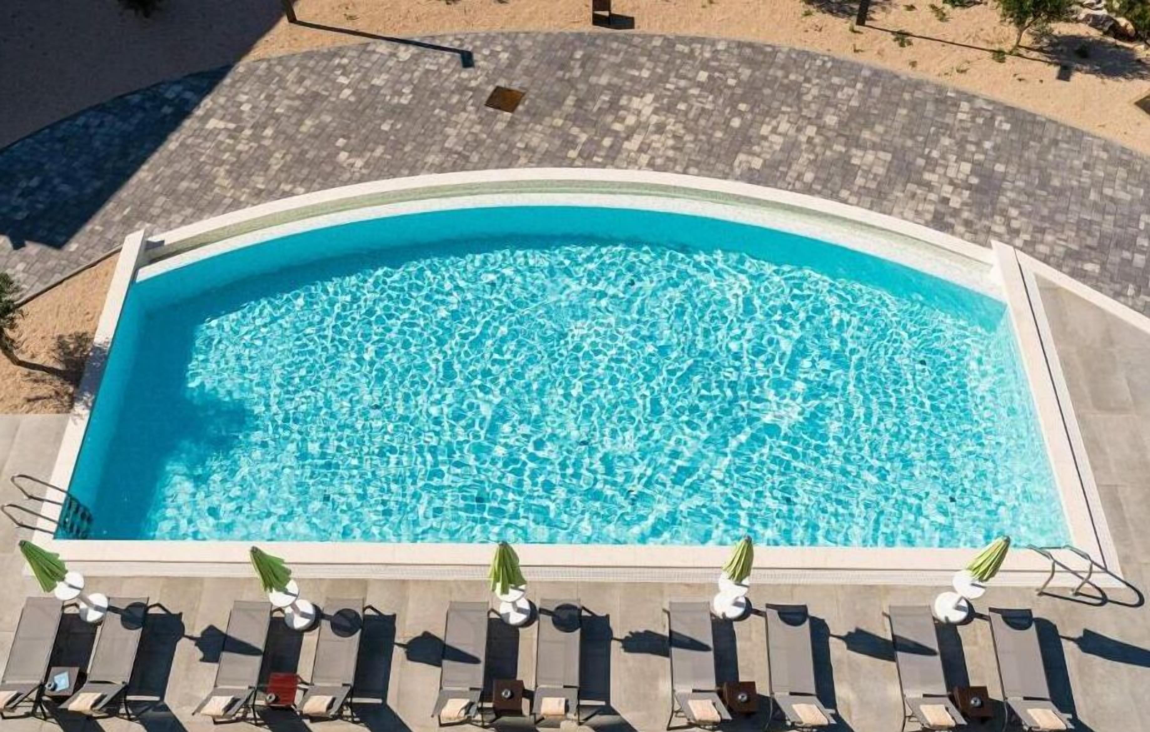 Piscina coperta, piscina all'aperto, ombrelloni da piscina, lettini