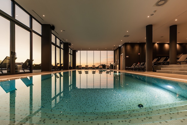 Innendørsbasseng,utendørsbasseng, bassengparasoller og solsenger