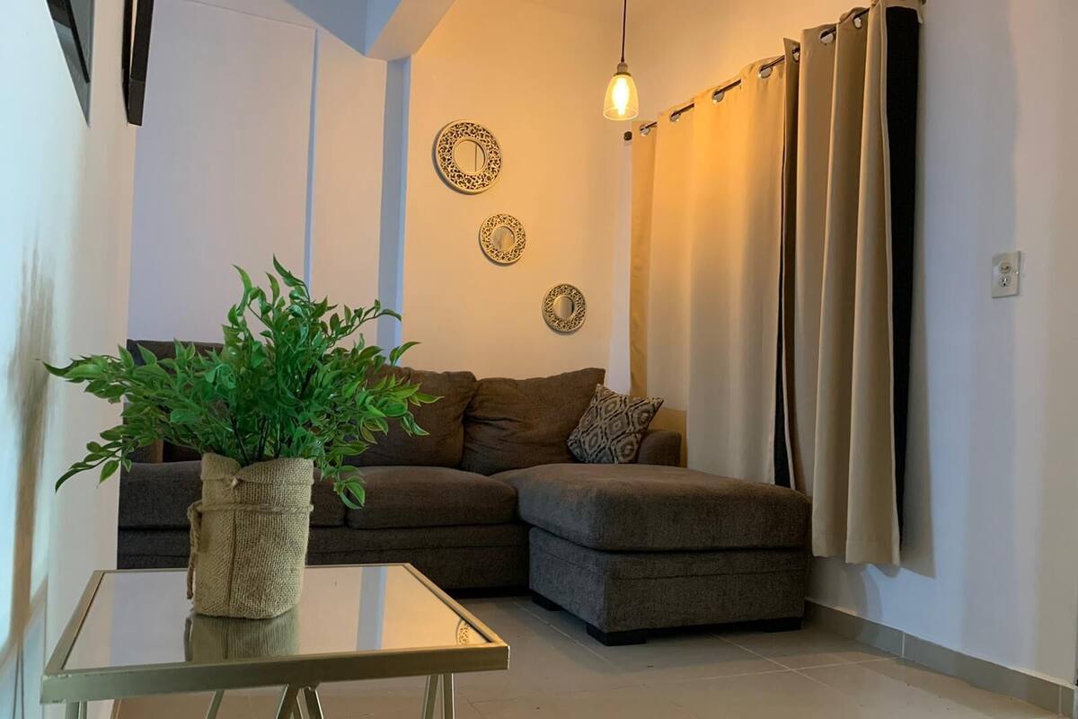 1 Bedroom Apartment, 1st fl., rear | Strykejern/-brett, wi-fi (inkludert) og individuelt dekorert