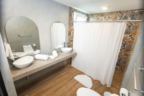Habitación doble, 2 camas matrimoniales, para no fumadores (3 Guests Only) | Baño | Regadera, amenidades de baño gratuitas, toallas 