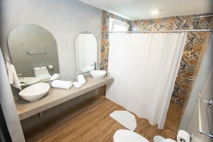 Shower, free toiletries, towels