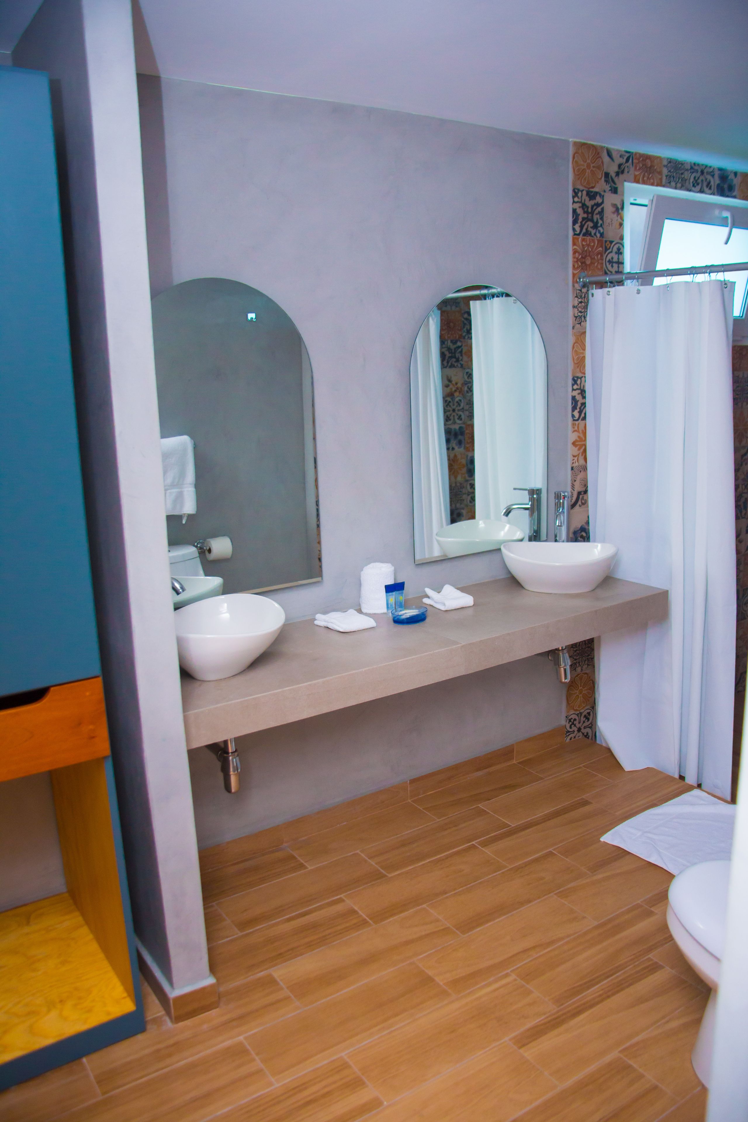 double room, 2 double beds, non smoking (3 guests only) | bathroom | shower, free toiletries, towels