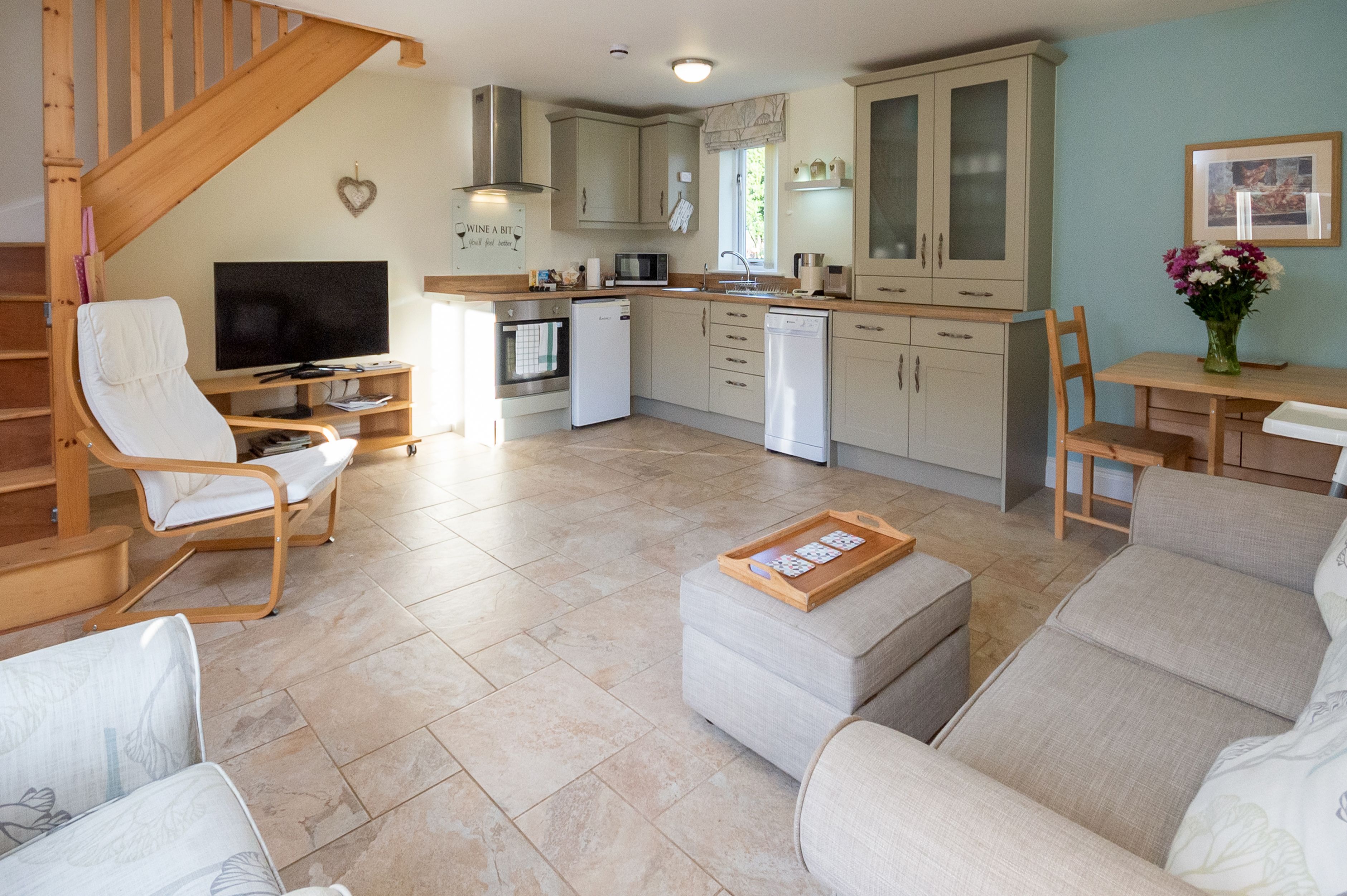 Familjestuga - 2 sovrum - utsikt mot trädgården | Vardagsrum | Platt-tv, dvd-spelare och golvvärme