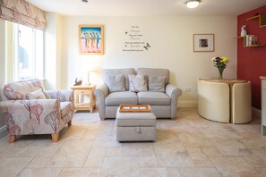 Lyxstuga - 1 sovrum - utsikt mot trädgården | Vardagsrum | Platt-tv, dvd-spelare och golvvärme