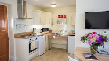 Deluxe Studio, Patio, Garden View | Private kitchen | Fridge, microwave, oven, stovetop