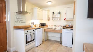 Deluxe Studio, Patio, Garden View | Private kitchen | Fridge, microwave, oven, stovetop