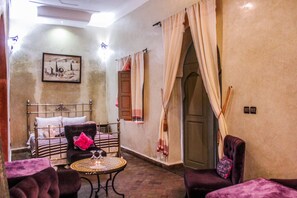 スイート ダブルベッド 1 台 (Farasha) | リビングルーム | テレビ