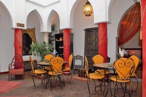 Serveert ontbijt, lunch, diner, lokale gerechten 