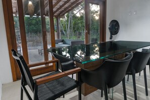 Family dining - Aloha Guest House (Maraú)