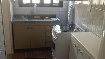 Casa econômica, 1 cama de casal, para fumantes | Banheiro | Chuveiro, chuveiro com efeito de chuva, toalhas de banho