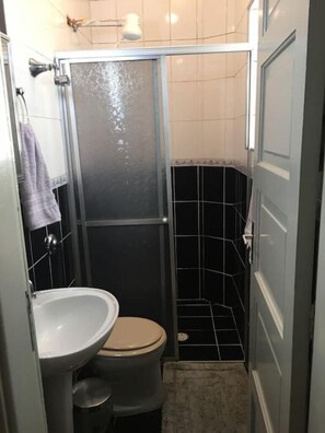 Casa económica, 1 cama matrimonial, para fumadores | Baño | Regadera, regadera tipo lluvia, toallas 