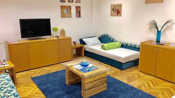 Economy Double Room, Shared Bathroom | Living area