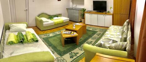 Economy Double Room, Shared Bathroom | Living area