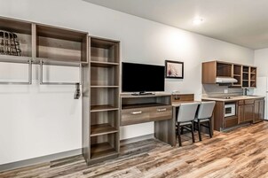 Escritorio y espacio para trabajar con laptop 