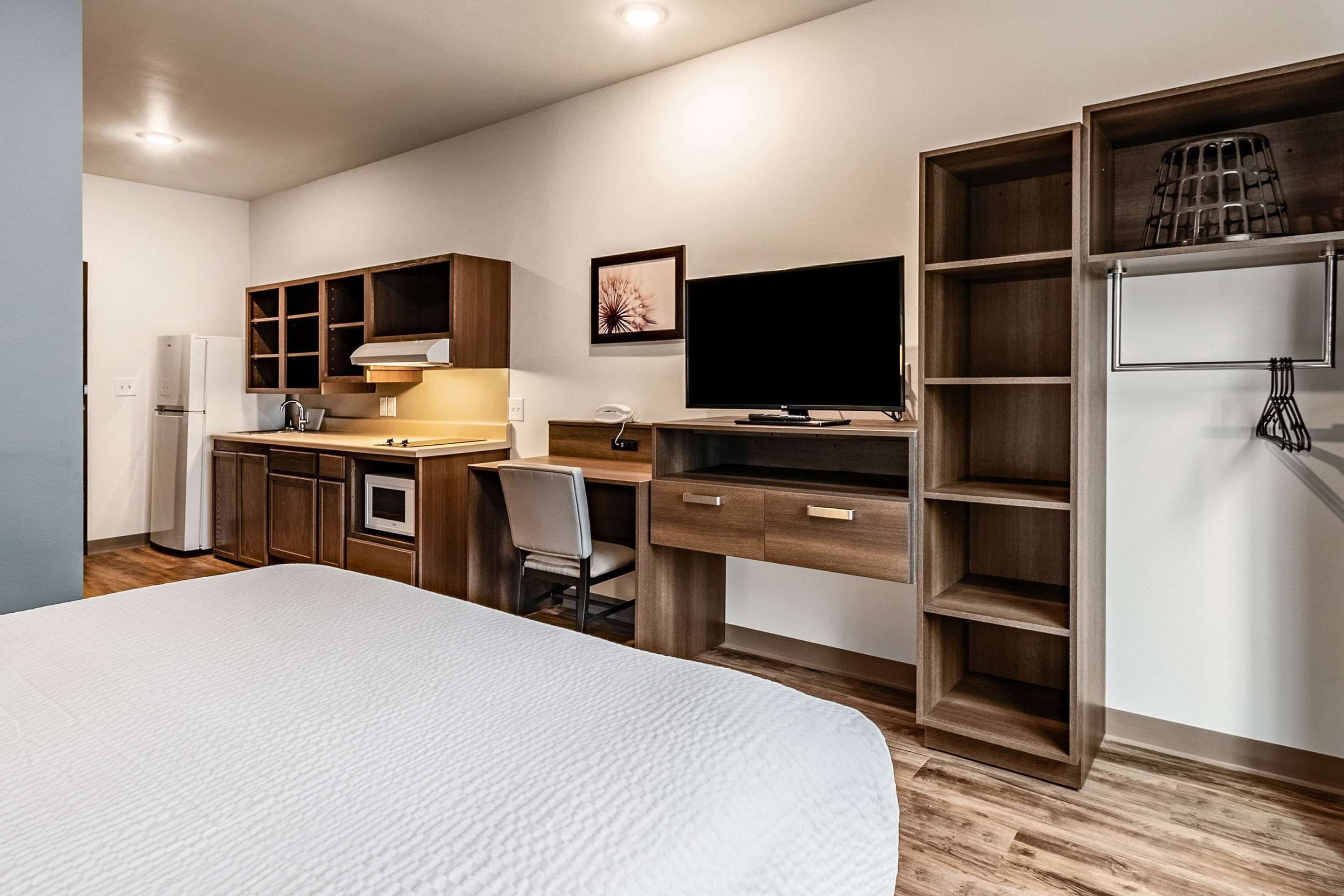 Desk, laptop workspace, iron/ironing board, free WiFi