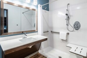 Duschwanne, Handtücher, Seife, Toilettenpapier