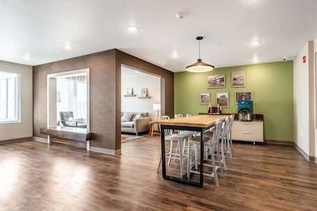 Lobby. WoodSpring Suites Indianapolis Zionsville