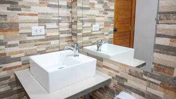 Habitación Confort, 1 cama de matrimonio, no fumadores | Baño | Ducha, cabezal de ducha tipo lluvia y toallas