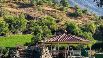 2 albercas al aire libre y camastros