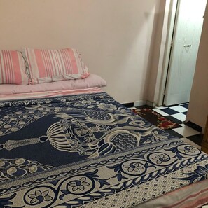 In-room safe, blackout curtains, free WiFi, bed sheets - Venus Hostel (Luxor)