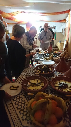 Se sirven desayunos, comidas, cenas y cocina local