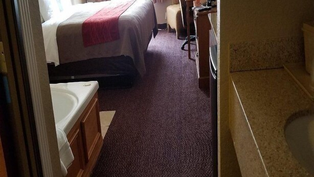 Room - Comfort Inn and Suites (Fredericksburg)