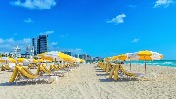 Plage à proximité, chaises longues