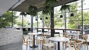 Coin salon dans le hall
