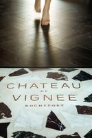 Un sol orné d’un motif géométrique et portant l’inscription « CHATEAU DE VIGNEE ROCHEFORT ».
