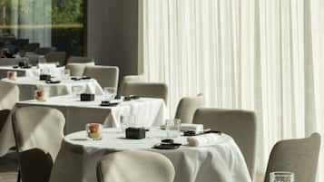 2 Restaurants; Mittagessen und Abendessen werden serviert