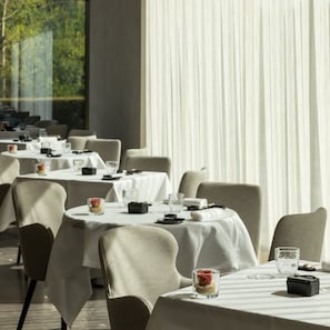 2 restaurants; lunch and dinner served - Château de Vignée (Rochefort)