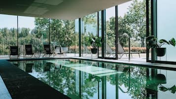 Inomhuspool, öppet 08.00 till 20.00, parasoller och solstolar
