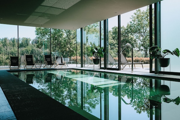 Una piscina techada, abierta desde las 08:00 hasta las 20:00, sombrillas