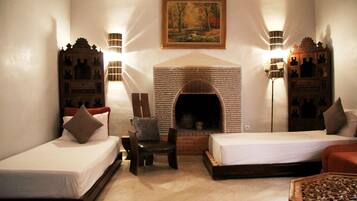 Triple Room | Desk, blackout drapes, free WiFi, bed sheets