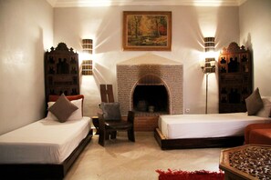 三人房 | 書桌、遮光窗簾/窗簾、免費 Wi-Fi、床單