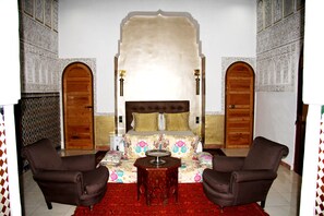 高级双人房 | 办公桌、遮光窗帘、免费 WiFi、床单