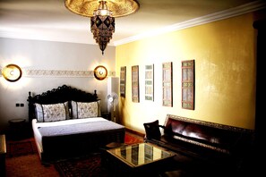 高级双人房 | 办公桌、遮光窗帘、免费 WiFi、床单