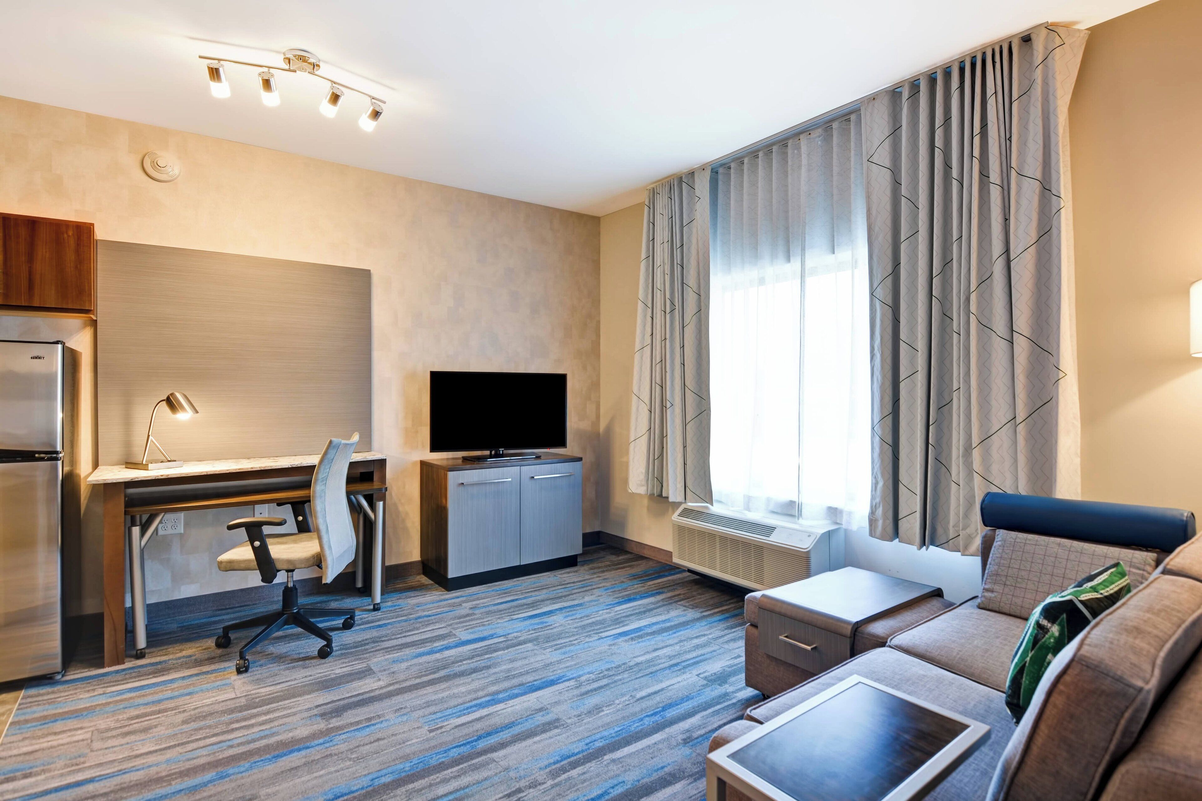 suite, 1 bedroom | living room | 43-inch smart tv with satellite channels, tv, netflix