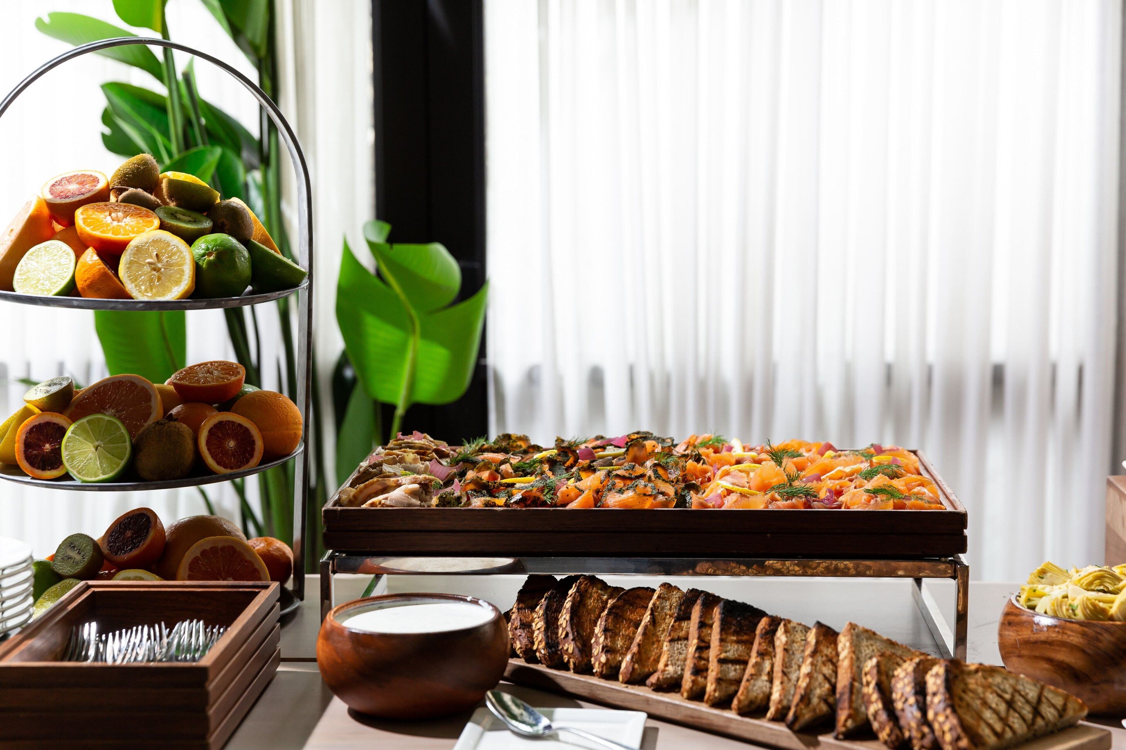 Un buffet proposant des fruits, des légumes et du pain.