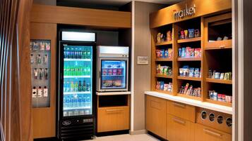 Un distributeur automatique avec un compartiment réfrigéré et une étagère à collations.
