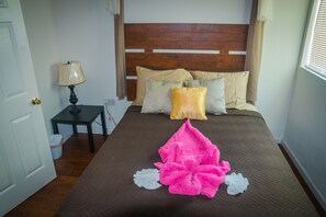 6 bedrooms, Egyptian cotton sheets, premium bedding, pillow-top beds
