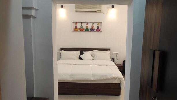 Ein Schlafzimmer mit einem Bett, Nachttischen und einer Wandklimaanlage.