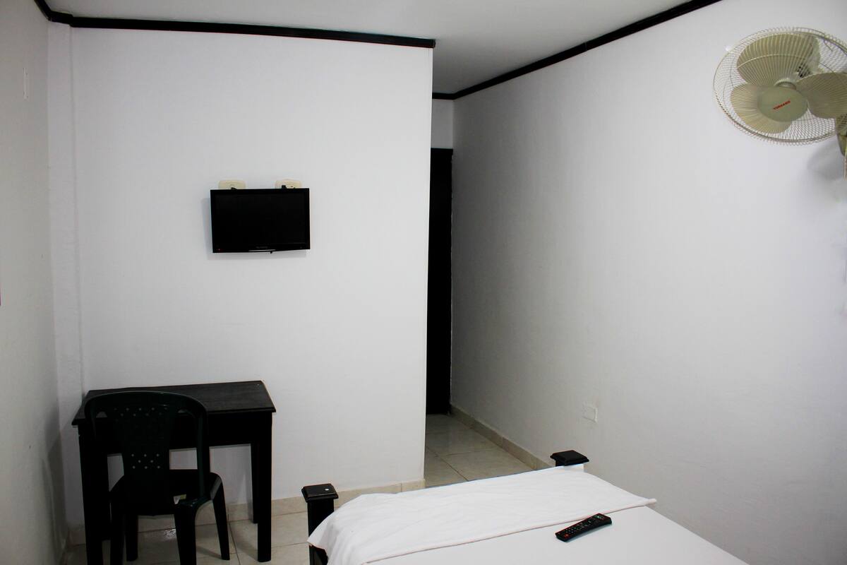 Escriptori, habitacions insonoritzades i planxa i posts de planxar