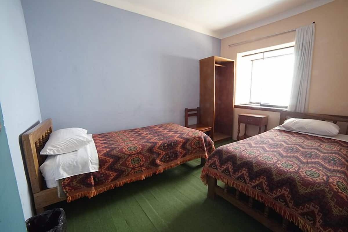 Twin Room, 2 Twin Beds, Shared Bathroom | WiFi (free)