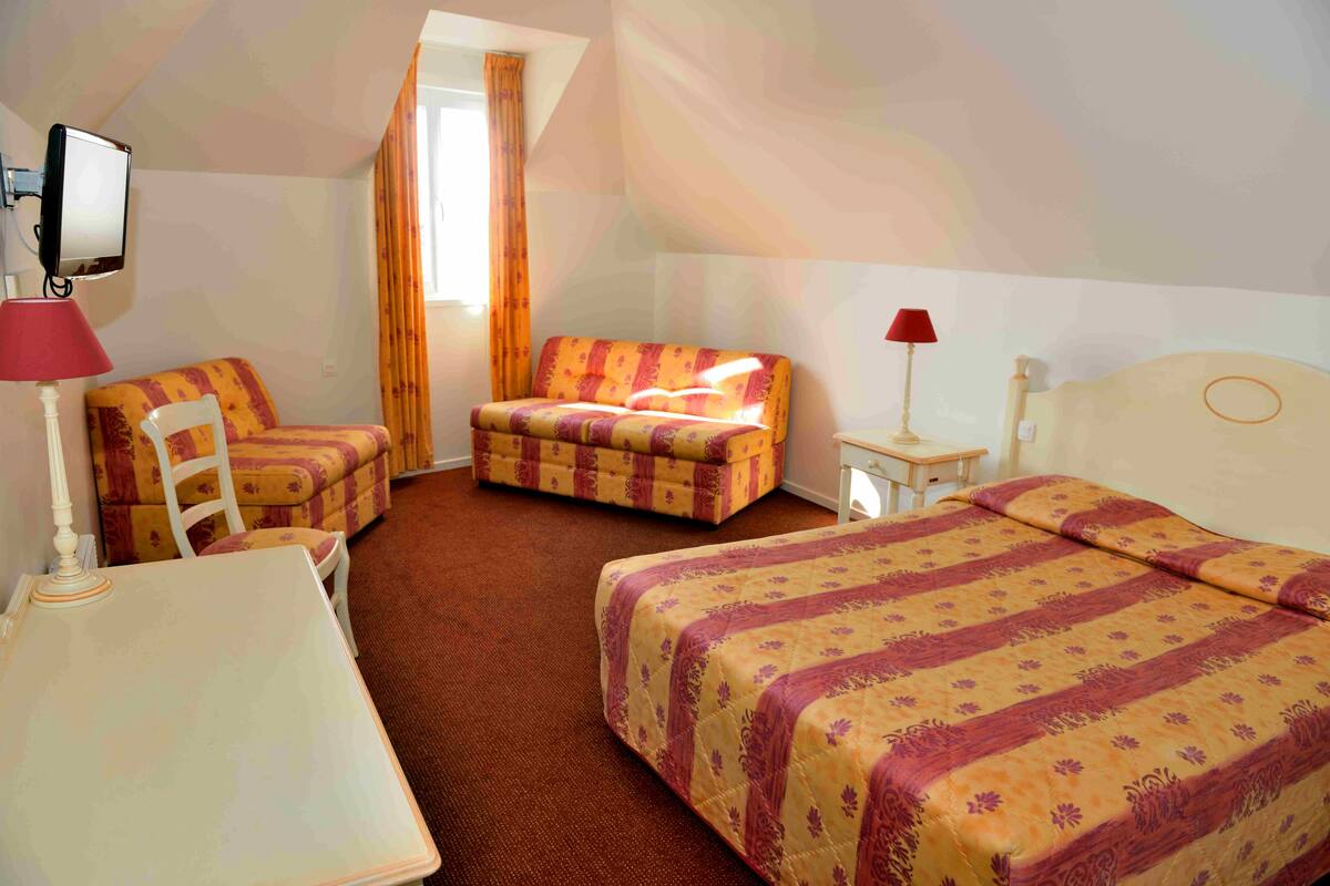 Blackout curtains, soundproofing, free WiFi, bed sheets