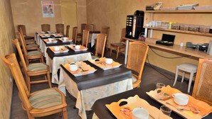 Se ofrece un desayuno bufé todos los días (por un coste adicional)