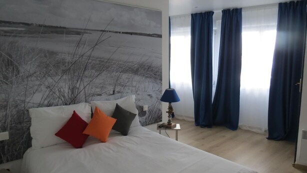 Cortinas opacas, sistema de insonorización, wifi gratis y ropa de cama