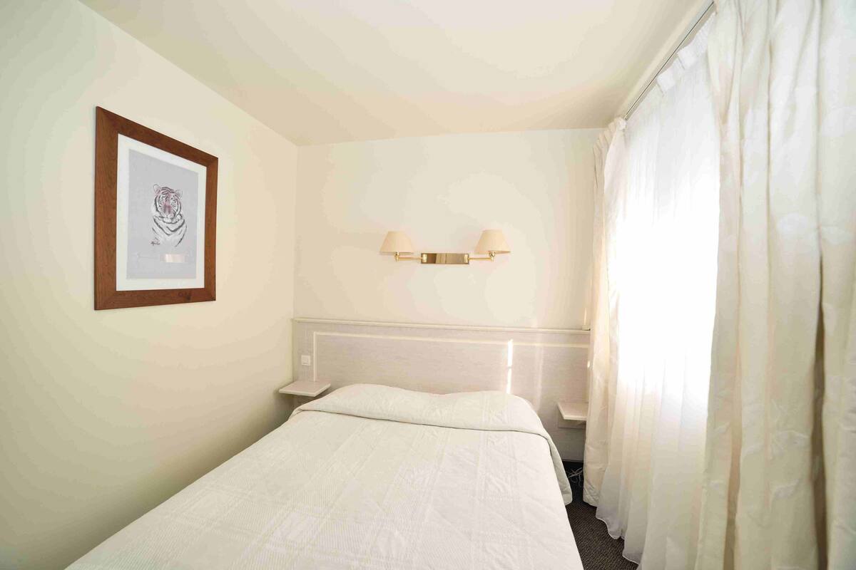 Blackout curtains, soundproofing, free WiFi, bed sheets