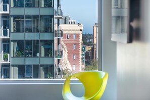 Senger med overmadrass, safe på rommet og skrivebord