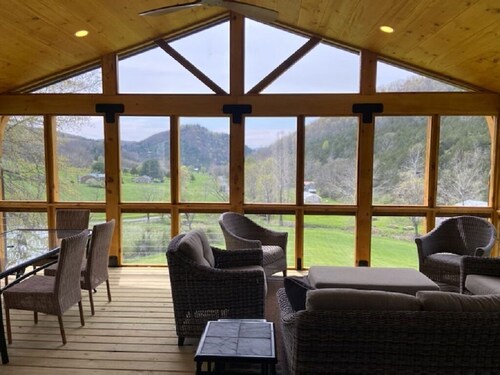 Lost River Swiss Cottage/10 acres/Private Dog Park/Streams